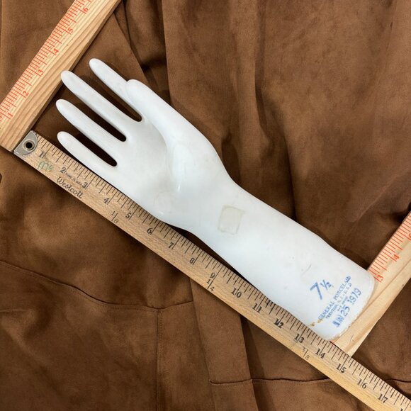 Vintage Porcelain Glove Mold Right Hand Display Sculpture 1979 - Picture 7 of 7